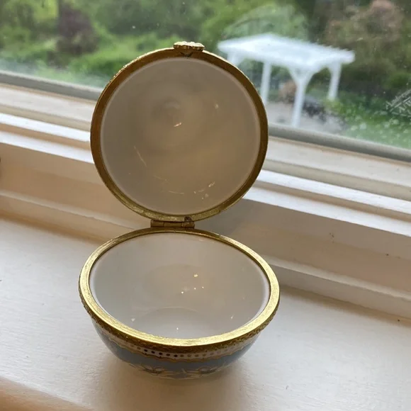 Porcelain trinket box - Picture 2 of 4